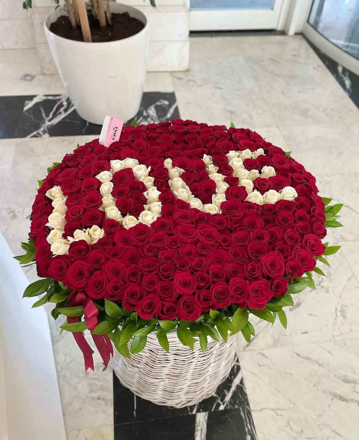 Корзина из роз «Love»