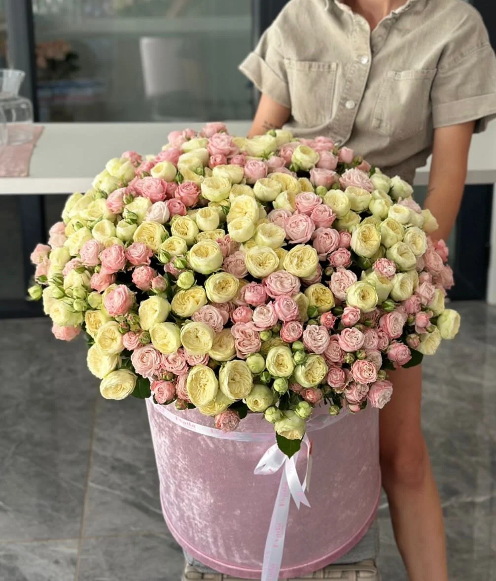 Коробка из пионовидных роз «Romantic Garden»